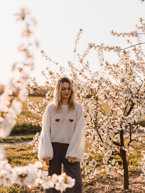 Milky sweater - sweter z serduszkami