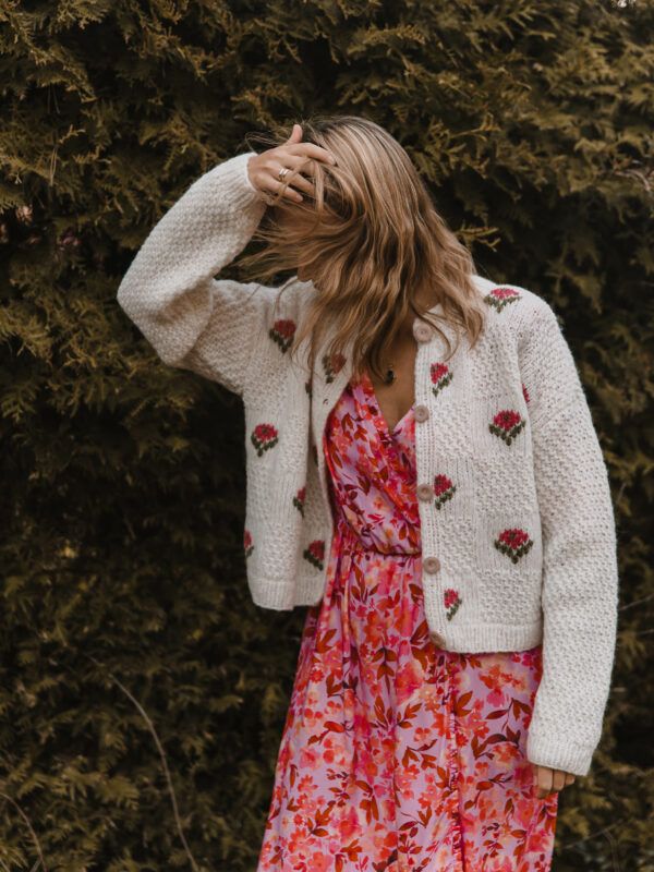 Spring Melody Cardigan- sweter w haftowane kwiaty