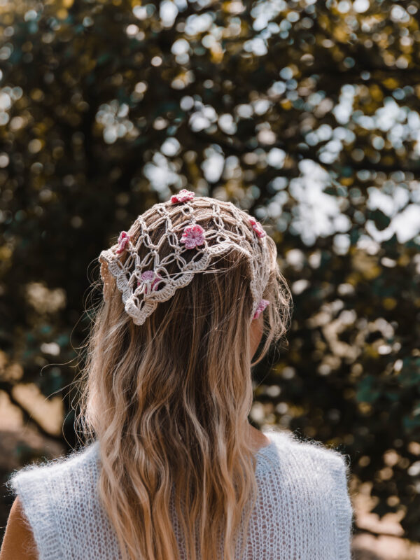 Mela Headscarf- beżowa chustka z kwiatkami