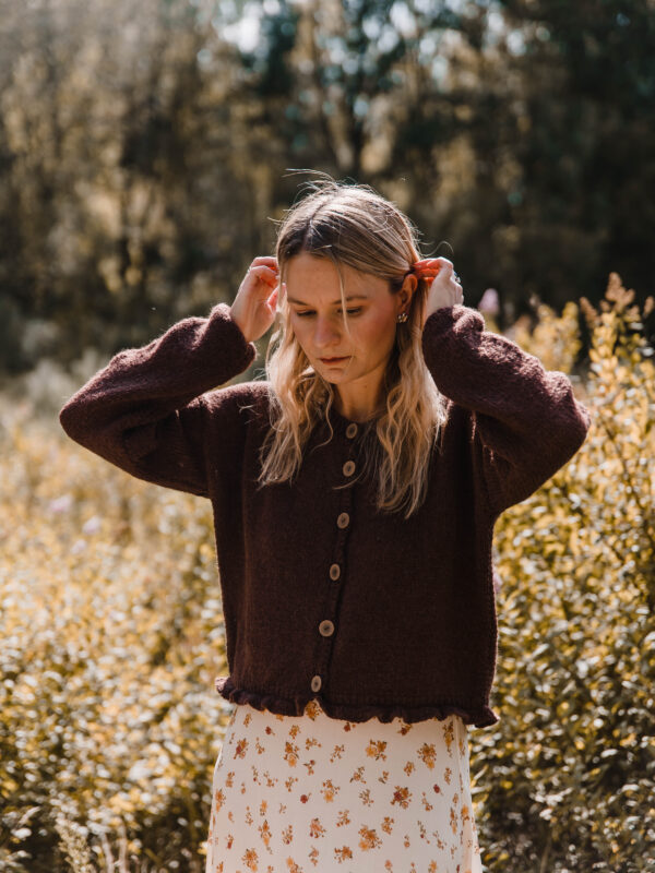 Cocoa Sweater - sweter z falbanką brązowy