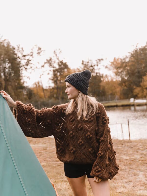 Nut Sweater- brązowy sweter ze zdobieniami