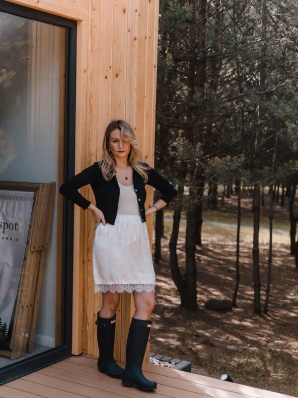 Muse Skirt- jasna żakardowa spódnica z koronką